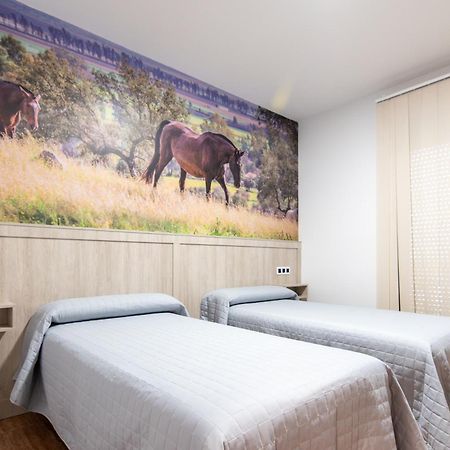 Hostal Vinuela San Pedro de Merida エクステリア 写真